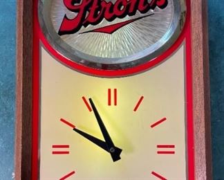 Stroh's Beer Lighted/Motion Clock 1980s Vintage Strohs Sunburst	19x1x4in	
