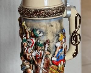 18in German Mapsa Beer Stein Musicbox	18in H x 5.5in Diameter	
