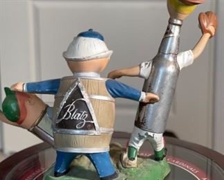 Vintage 1952 BLATZ BEER Milwaukee Braves BASEBALL STATUE Display Cast Metal	17x20x9in	HxWxD
