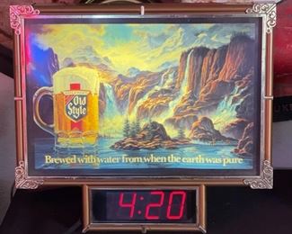 Heileman's Old Style Beer Digital Clock Sign Advertising	16.5 x 17in	
