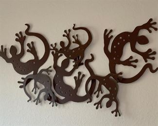Rustic Metal Gecko Wall Art	16 x 33 x 2in	HxWxD
