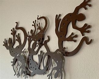 Rustic Metal Gecko Wall Art	16 x 33 x 2in	HxWxD
