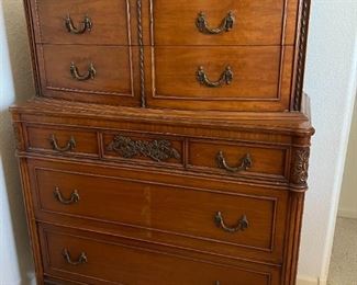Antique Huntley furniture 5 drawer dresser	53.5x39.5x20in	HxWxD
