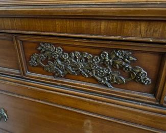 Antique Huntley furniture 5 drawer dresser	53.5x39.5x20in	HxWxD
