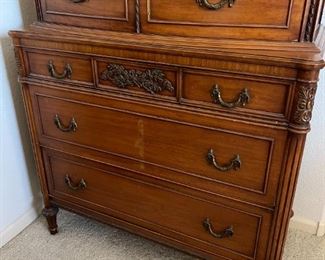 Antique Huntley furniture 5 drawer dresser	53.5x39.5x20in	HxWxD
