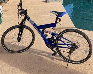 Life Size Cast Aluminum Howling Wolf Statue	45 x 21 x 27in	
