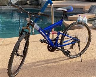 Life Size Cast Aluminum Howling Wolf Statue	45 x 21 x 27in	
