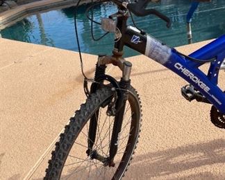 Life Size Cast Aluminum Howling Wolf Statue	45 x 21 x 27in	
