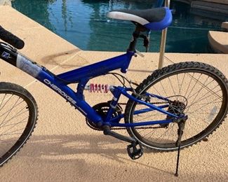 Life Size Cast Aluminum Howling Wolf Statue	45 x 21 x 27in	
