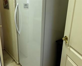 Midea Upright freezer MODEL: HS-502FWE	62.5x28.2x 32in	HxWxD
