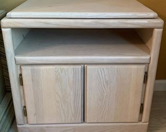 Cabinet w Swivel Top