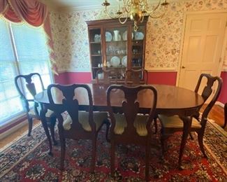 Beautiful Historical James River Plantations Hickory Chair Company 
Dining Room Table w/ China Cabinet and Server
(Rug pictured is not for sale)