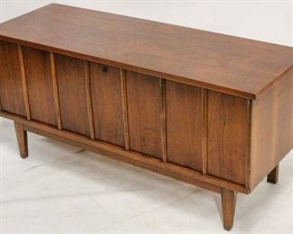 710 - Mid-century Lane lift top cedar chest 22 x 47 1/2 x 17
