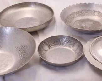 1024 - 5 Pieces vintage hammered aluminum largest: 12.5 diameter
