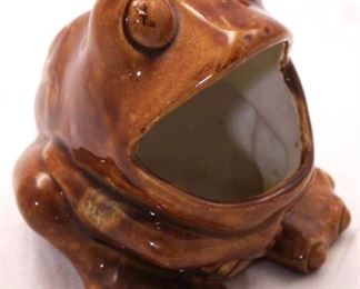 1038 - Pottery frog figurine

