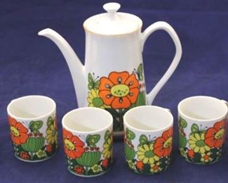 1160 - Mid Mod flower power coffee service set Lidded coffee pot, covered sugar, creamer & 4 mugs
