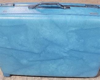 1612c - Turquoise American Tourister pull along suitcase 20 x 26 x 8
