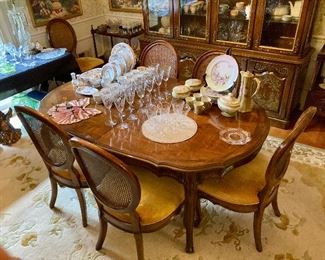 Bernhardt dining table w/ 2 leaves and 6 chairs