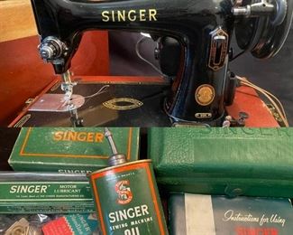 B041 Singer Model 99K Vintage Sewing Machine