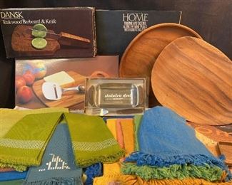 B056 Vintage Linens And Teak Serving Platters