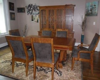 Nice Dinning table with 6 chairs and 2 leaf's