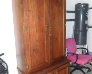 Gun cabinet with key!!!