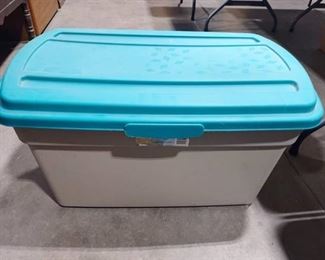 Rubbermaid 26 gallon hinge lid tote green and tan