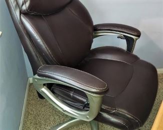 .True Innovations Magic Back Manager Chair