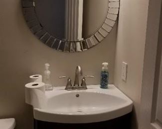 Nice mirror & vanity light