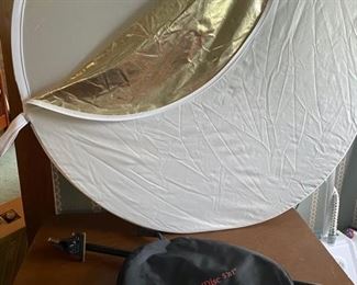 Photoflex Multidisc diffuser/reflector plus bracket. Large size.