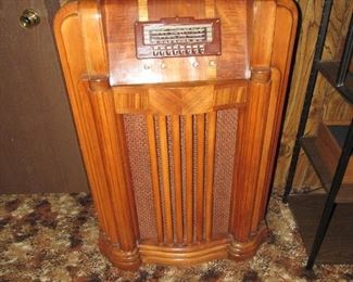 Old radio- would make a decent display piece. Does not work.
