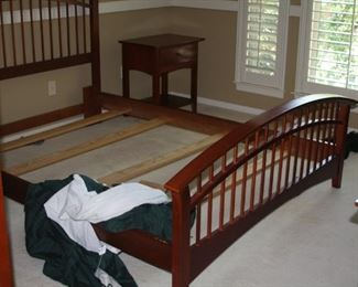 Queen-size Bedroom Suite 