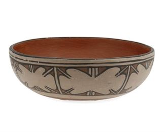 2089
Alvina Garcia (B. 1943, Santo Domingo / Kewa Pueblo)
A large polychrome low bowl
Signed to underside: Alvina Garcia / Santa Domingo Pueblo, N.M.
A low bowl with exterior polychrome geometric banding and burnished red interior
3" H x 9.75" Dia.
Estimate: $100 - $200