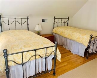 Quality metal beds (twin)