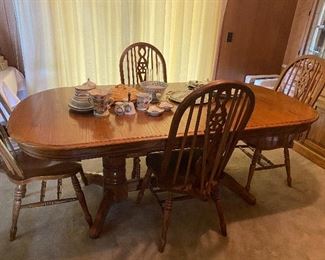 Oak dining table with 2 leaves(shown with one in) and 6 chairs