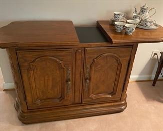 Serving Cabinet with Expandable Top