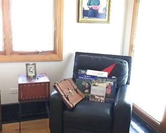 LEATHER CHAIR w/OTTOMAN 