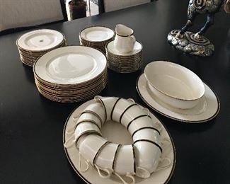 LENOX "URBAN LIGHTS." SERVICE FOR 12.