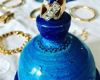 14K RING W/DIAMONDS IN “X” DESIGN. 