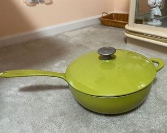 Cast iron skillet with lid