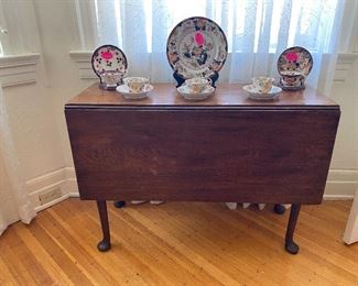 Pretty drop leaf table 