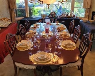 Classic mahogany pedestal table and 8 chairs