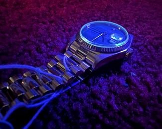 1978 Rolex Oyster Perpetual Datejust 18K Gold Watch in Case with aftermarket band and and aftermarket Jade 10K gold band, original box & Certificate of Appraisal.
1 crack (crazing) in dial from date window down 
Needs Cleaning
Serial # warn off in middle unsure if middle number is a 6 or 0. 