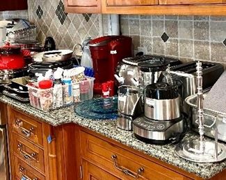 Assorted kitchen items