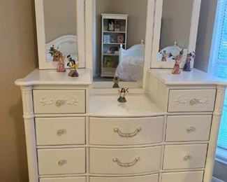 Stanley Furniture Young America "Isabella" Collection - chest of drawers and mirror