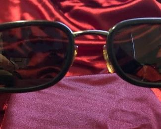 Authentic vintage giorgio armani (677 1150) sunglasses feature a thick dark tortoise front frame that's the distinctive design. The unisex Armani 677 frame measures approximately 5.25" temple to temple.