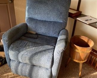 Blue
Lift chair 