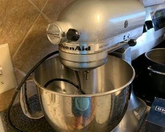 #143	Stainless Steel Kitchenaid 5 qt. Mixer w/1 bowl & 1 attachment	 $100.00 
