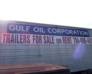 EMB. PORC. 2PC. GULF OIL CORP. SIGN