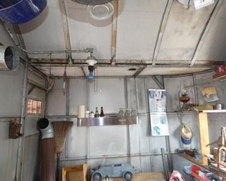 ITEMS TO BE SOLD LAMPS, BOTTLES